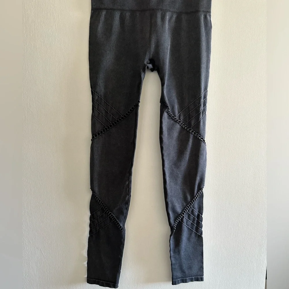 SoulCycle Dark Gray Seamless Cutout Ribbed Leggings size Small EUC - Picture 3 of 6